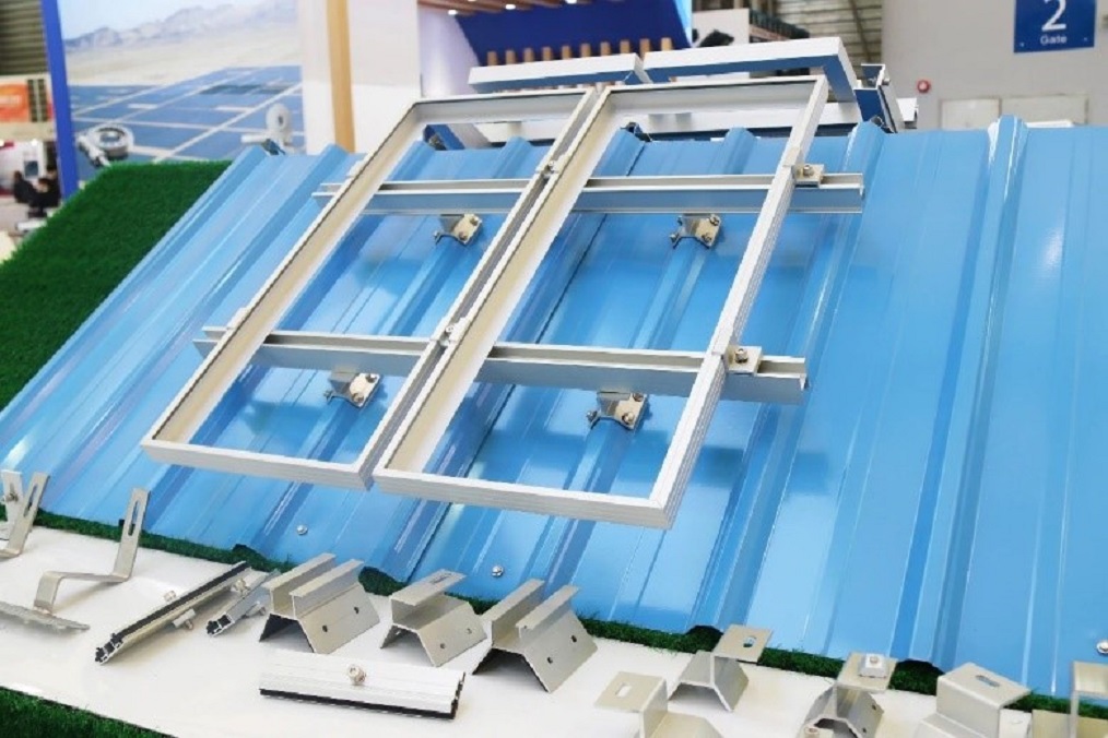 Sistema de montaje solar de aluminio ajustable para techo de metal